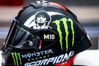Quién es el piloto español de MotoGP que ama a Maradona y corre con un casco en honor a él