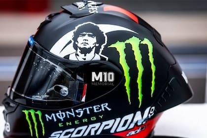 MotoGP: quién es el piloto español que ama a Maradona, corre con un casco en honor a él y se pasea por Santiago del Estero con una camiseta de Newell’s