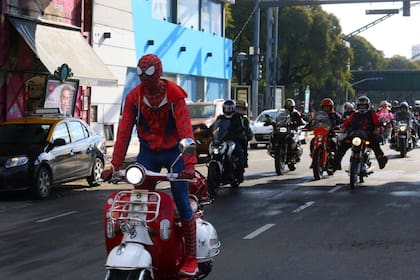 La caravana de motos, organizada por el Kawa Club, juntó cerca de 70 fanáticos de las dos ruedas que se disfrazaron para repartir regalos entre los pacientes del Gutiérrez