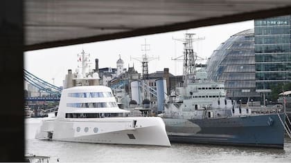 "Motor Yacht A", un yate a motor, en el Támesis, en Londres, en 2017