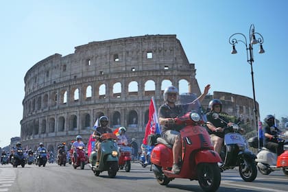 Motoristas desfilan frente al Coliseo durante las celebraciones por el 80° aniversario del scooter Vespa, en Roma