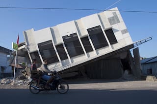 Miles en Indonesia esperan ayuda tras un sismo que mató a 54 y empaña su Día de la Independencia
