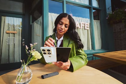 Motorola anunció su primero plegable tipo libro, el Razr Fold, que llegará al mercado en el invierno de 2026