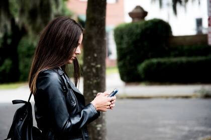 Motorola lanzó una campaña que promueve el uso responsable de los celulares, para no ser "atrapados" por ellos