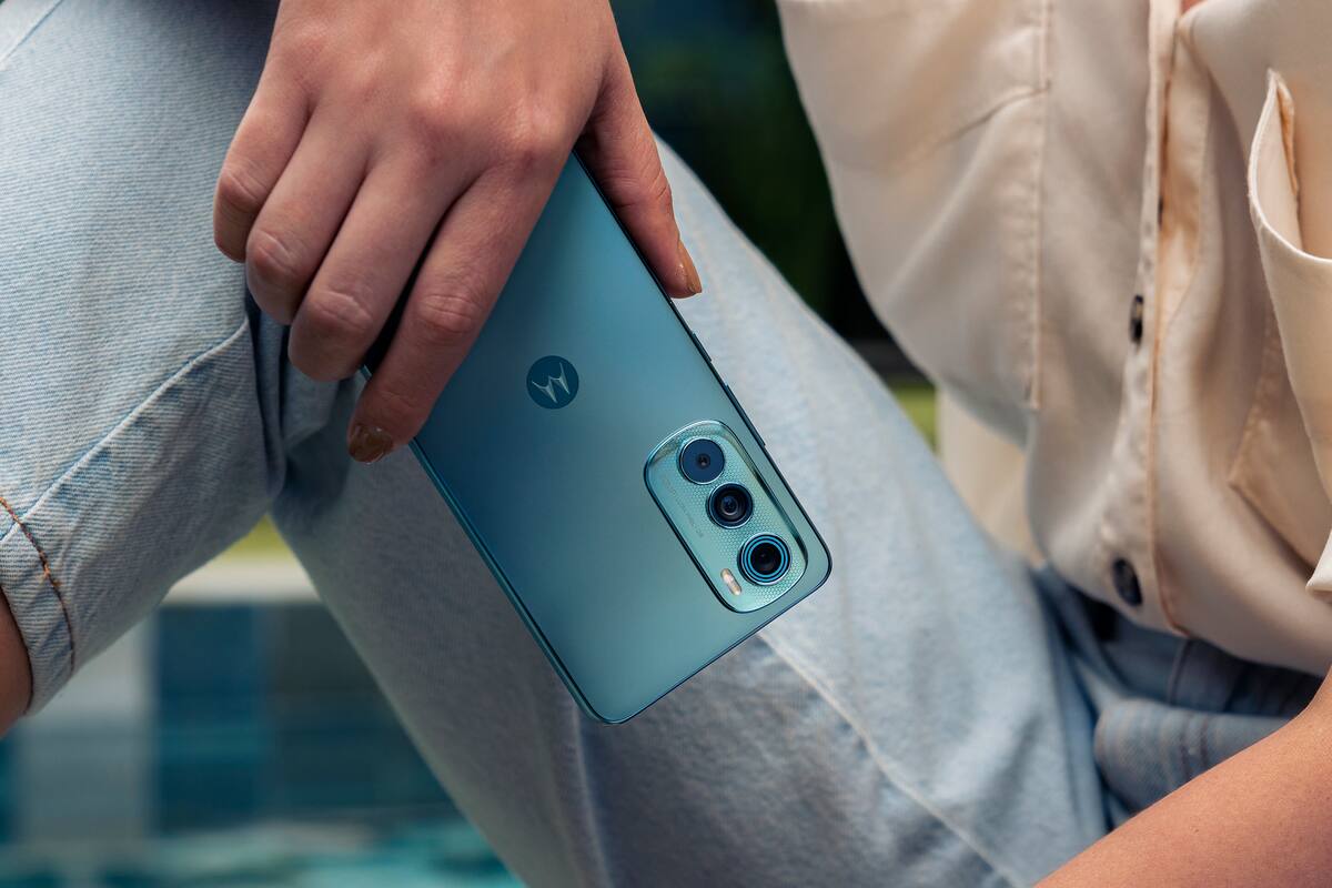 Motorola presentó en la Argentina el Moto Edge 30, un modelo muy parecido al Edge 30 Pro, pero con menor precio; mantiene las cámaras y ofrece una pantalla un poco más chica y un procesador más modesto