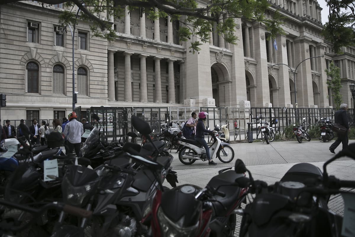 Motos estacionadas frente al palacio de Tribunales, una postal que desaparecerá