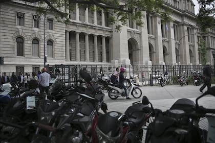Motos estacionadas frente al palacio de Tribunales, una postal que desaparecerá