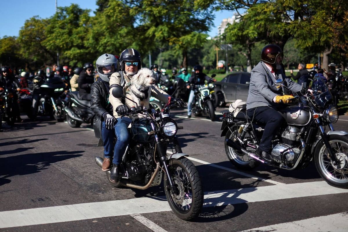 Motos y hombres en traje: el motivo por el que una caravana de motocicletas recorrió este domingo las calles porteñas.