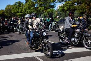 Motos y hombres en traje: el motivo por el que una caravana de motocicletas recorrió este domingo las calles porteñas.