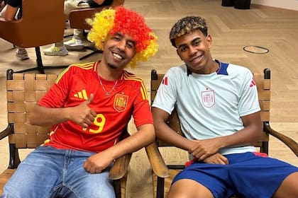 Mounir Nasraoui junto a su hijo, Lamine Yamal, en horas felices; el chico ya es una figura de Barcelona, con 17 años recién cumplidos.