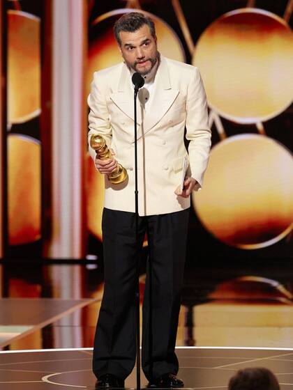 Moura hizo historia este domingo al convertirse en el primer brasileño en ganar un Globo de Oro a mejor actor en drama