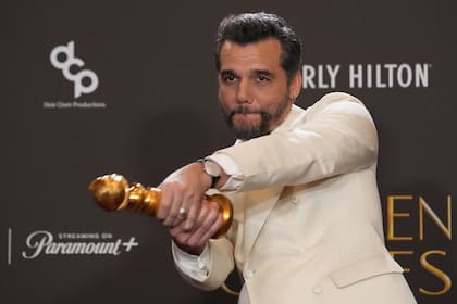 Moura juega con el Globo de Oro que ganó en enero como Mejor actor en una película dramática