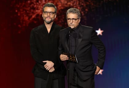 Moura y Mendonça Filho presentan el premio Critics Choice a la mejor película en enero pasado
