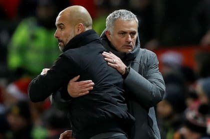 Guardiola y Mourinho mantuvieron una tensa rivalidad cuando coincidieron como entrenadores de Barcelona y Real Madrid