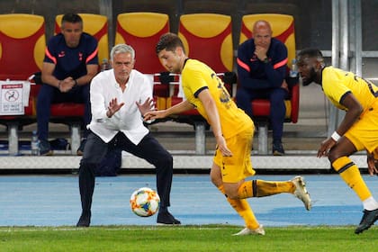 Mourinho da indicaciones. Tottenham ganó 3 a 1 en un partido correspondiente a la etapa clasificatoria para la Europa League