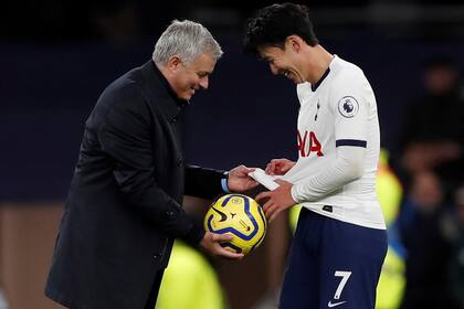 Mourinho le regala la pelota a Son, autor de una obra de arte