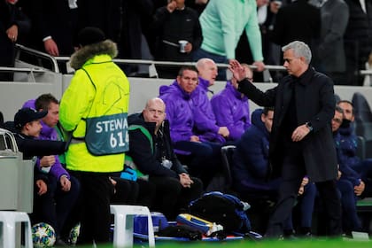 Mourinho se acerca a saludar a alcanzapelotas que fue clave en la remontada de Tottenham en el éxito ante Olympiacos por Champions League