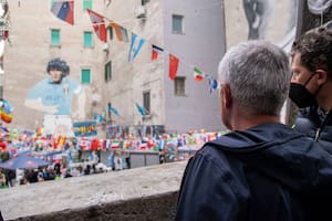 Mourinho visitó el homenaje permanente de Nápoles a Maradona (Prensa @OfficialASRoma)