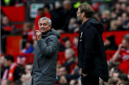 Buena onda entre Mourinho (DT de Tottenham) y Jurgen Klopp: "Si no eres árbitro ni periodista, seguro te va a caer bien José", dijo el DT alemán que actualmente dirige a Liverpool