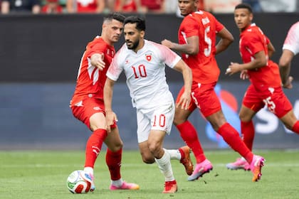 Mousa Al Tamari, capitán y 10 de Jordania con el control del balón en un partido ante Suiza.