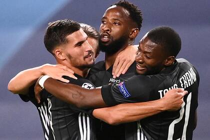 Moussa Dembélé (en el centro de la imagen) fue el autor de dos goles de Lyon en el 3-1 sobre Manchester City