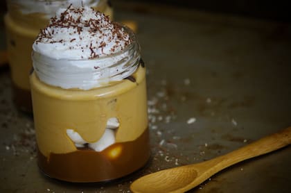 Mousse de dulce de leche con merengue italiano y base de dulce de leche.