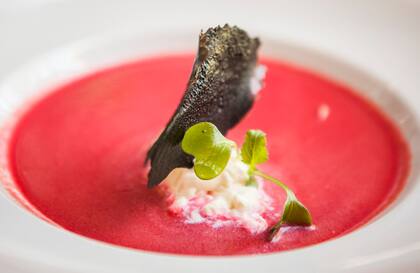 Mousse de queso de oveja en gazpacho de tomates y remolacha con galletas de oliva.