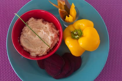 Mousse de salmón servido como entrada con hortalizas cocidas.