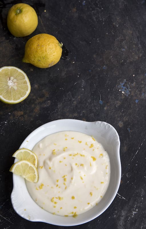 Mousse fría de limón, para servir con salsa de fruta de sauco o de zarzamoras, o rociado con berries.