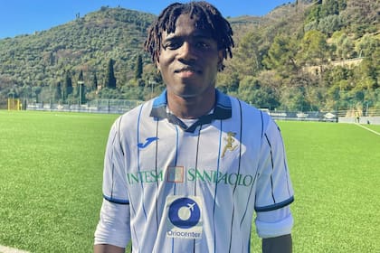 Moustapha Cissé haciendo realidad su sueño de ser futbolista profesional, con la camiseta de Atalanta