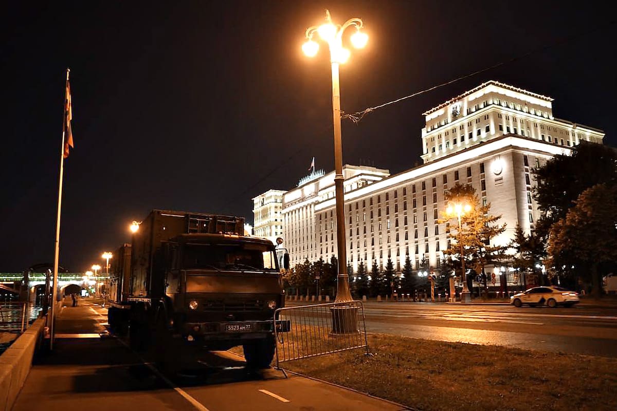 Móviles militares alrededor del ministerio de defensa, en Moscú