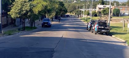 Móviles policiales sobre Pedro de Castillo durante el operativo que terminó con dos aprehendidos en Villa La Lonja