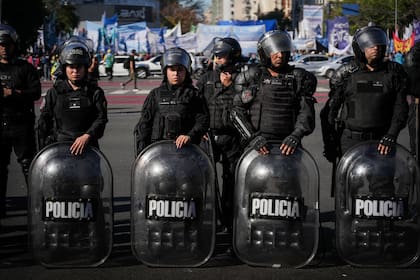Movilización de la CGT, durante su paso por Avenida 9 de Julio e Independencia