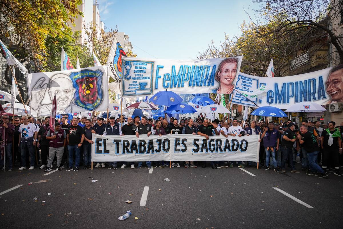 Movilización de la CGT, durante su paso por Avenida 9 de Julio e Independencia