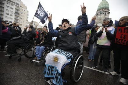 Movilización de personas con discapacidad en los alrededores del Congreso