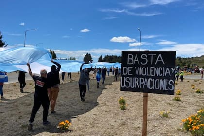 Movilización en Bariloche en contra de la toma de tierras, con banderas argentinas