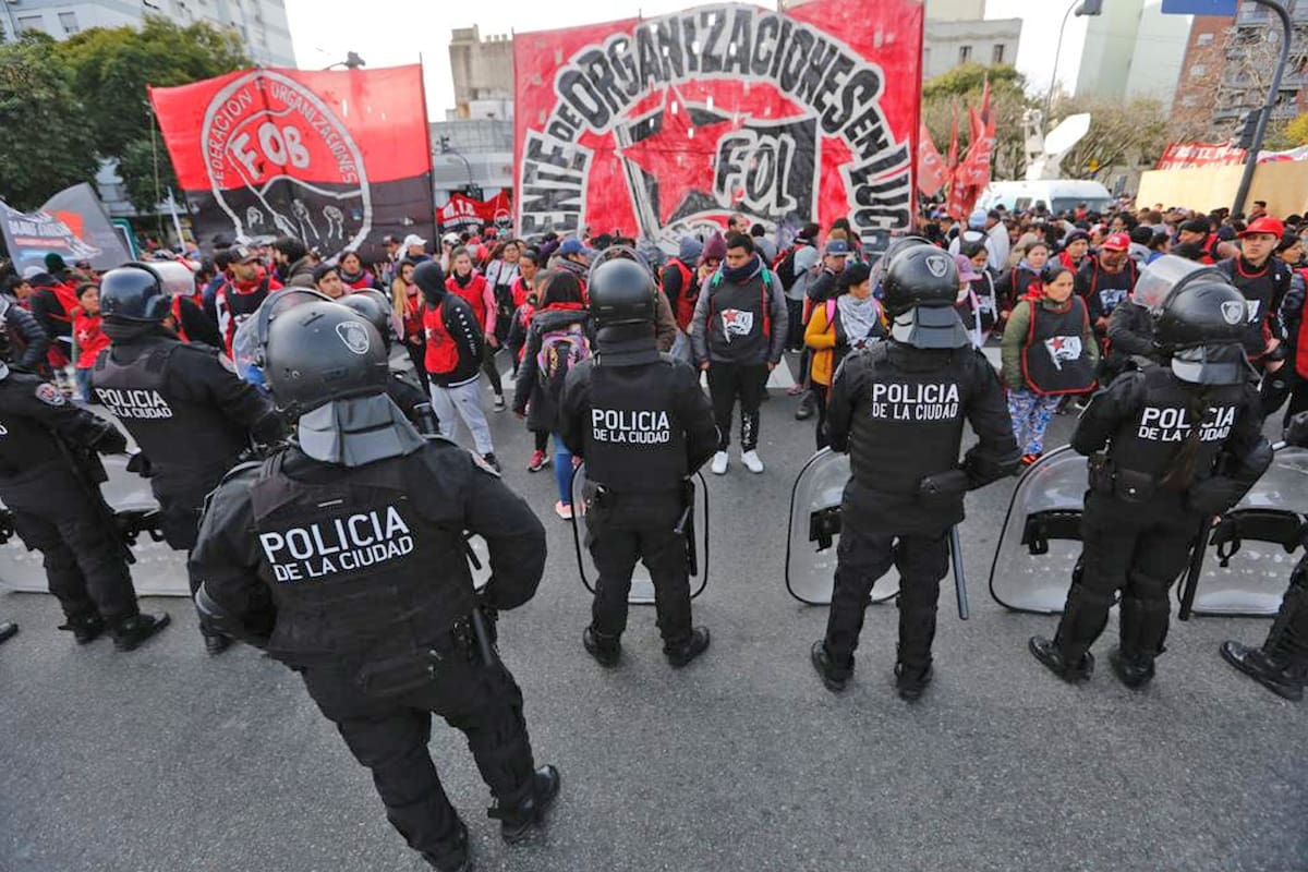 Movilizaciones y ollas populares en el Obelisco para reclamar un aumento de salario