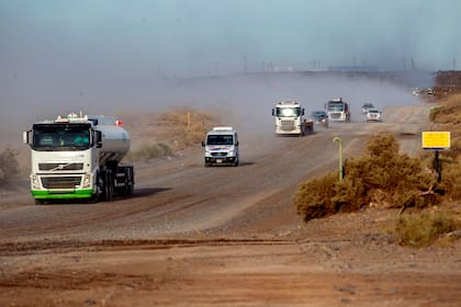 Movimiento de camiones en el acceso principal al Yacimiento Loma de la Lata de YPF