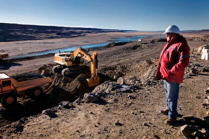 Movimiento de suelo y trabajos de obra en las márgenes del Río Santa Cruz. Allí se construirá la Represa Cóndor Cliff