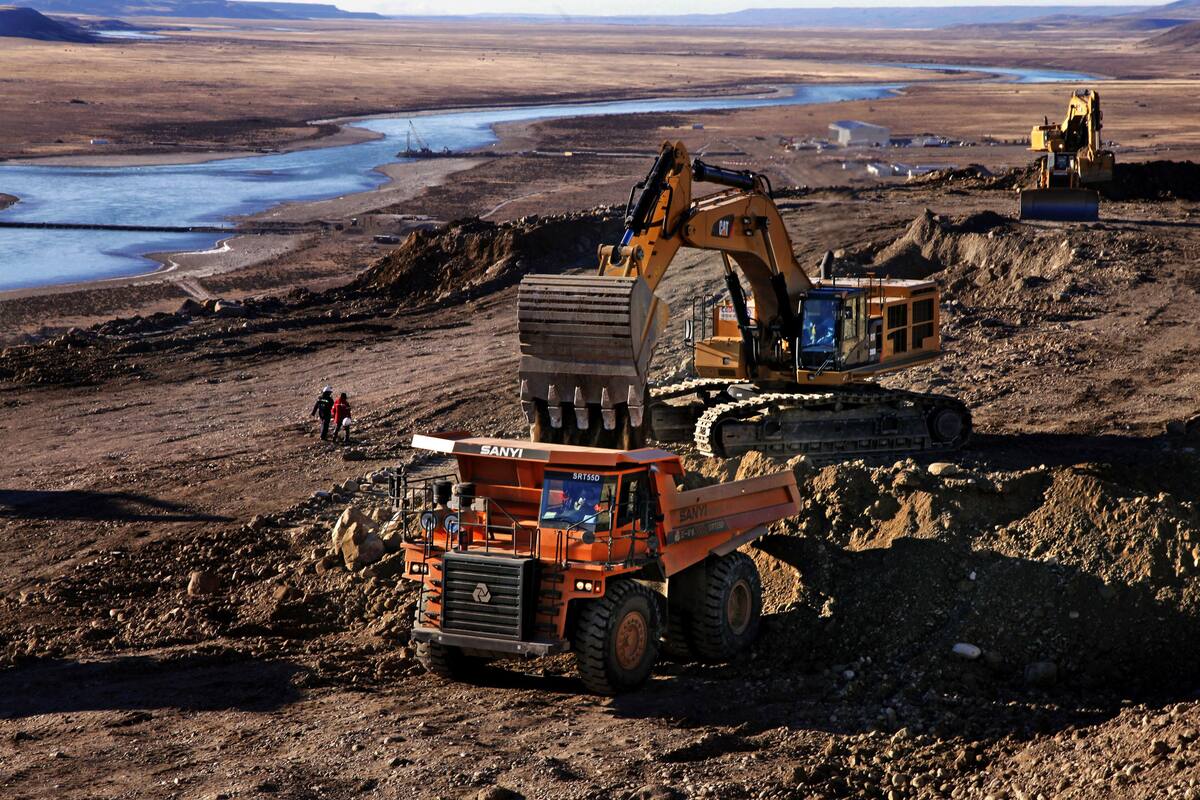 Movimiento de suelo y trabajos de obra en las márgenes del Río Santa Cruz. Allí se construirá la Represa Cóndor Cliff