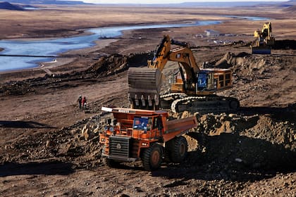 Movimiento de suelo y trabajos de obra en las márgenes del Río Santa Cruz. Allí se construirá la Represa Cóndor Cliff