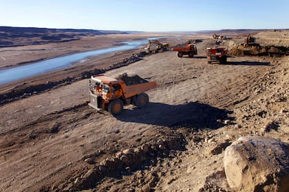 Movimiento de suelo y trabajos de obra en las márgenes del Río Santa Cruz, donde se construirán las represas