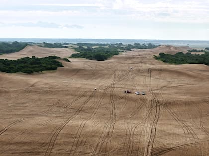 Movimiento de vehículos en la zona de La Frontera, en Pinamar