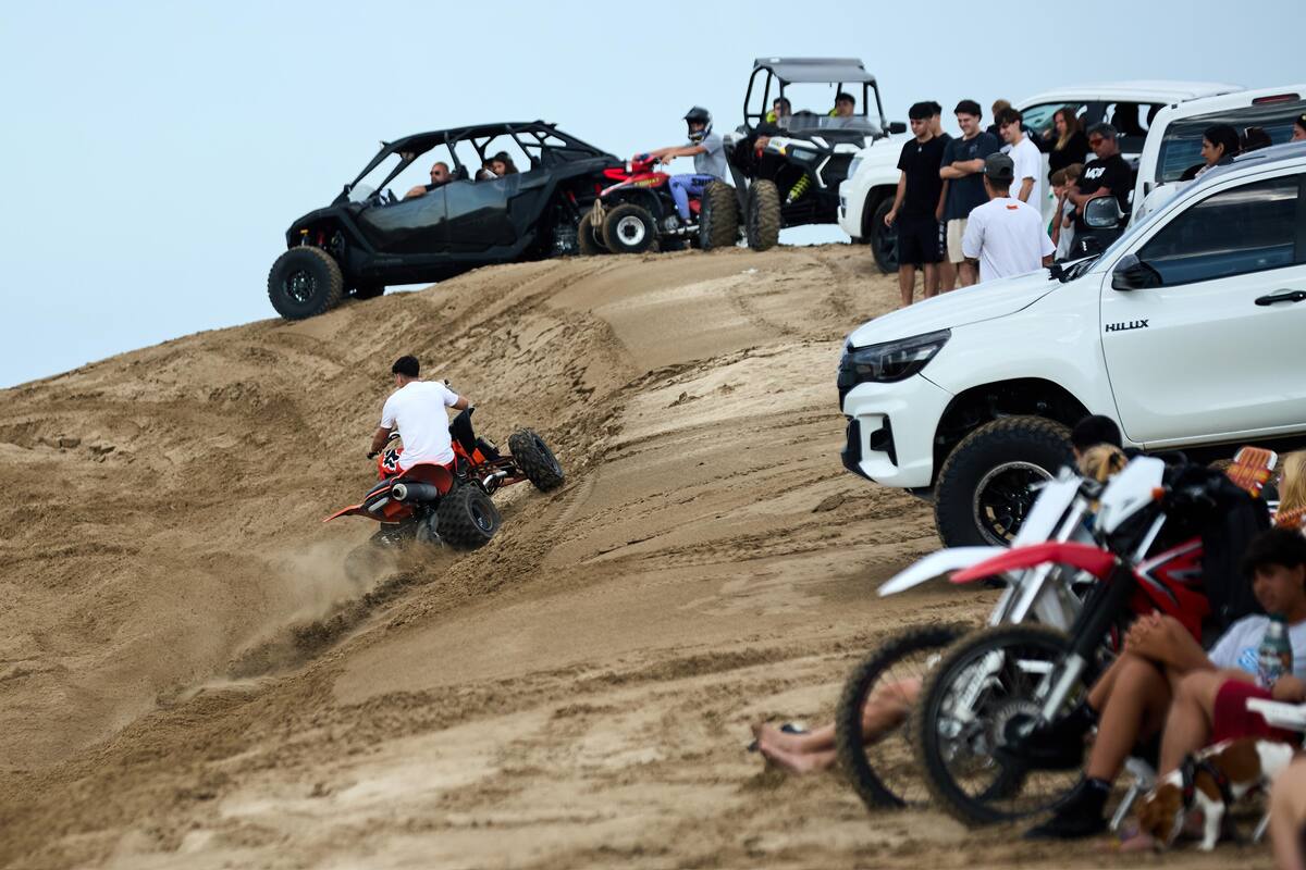 Movimiento de vehículos en la zona de La Frontera, en Pinamar