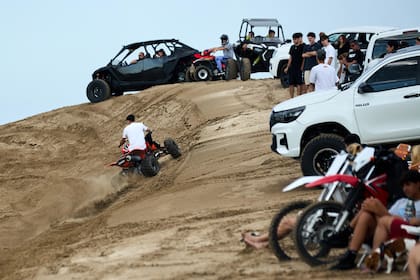 Movimiento de vehículos en la zona de La Frontera, en Pinamar