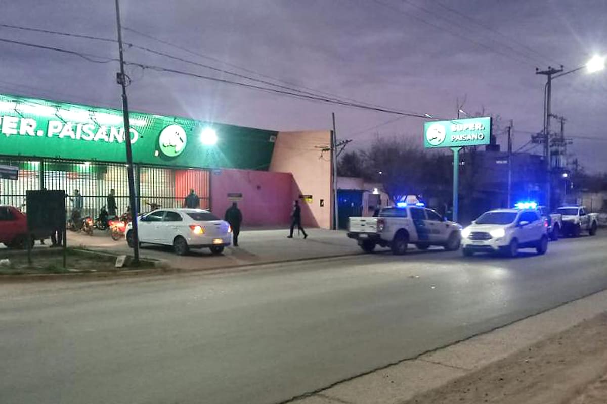 Movimiento policial frente al supermercado "Paisano", de Pergamino