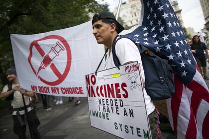 Movimientos antivacunas se manifestaron en varios países del mundo tras la aparición de las dosis contra el coronavirus