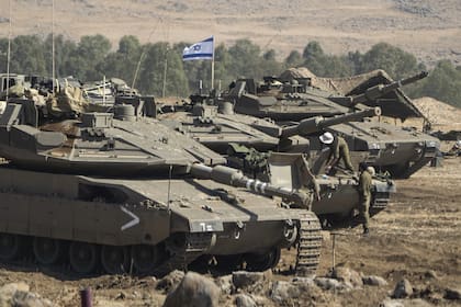 Movimientos de tanques israelíes en la frontera con el Líbano, este sábado. (AP/Petros Giannakouris)