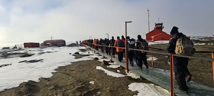 Movistar confirmó las pruebas exitosas en la base Marambio de tener aceso a internet con una antena de Starlink