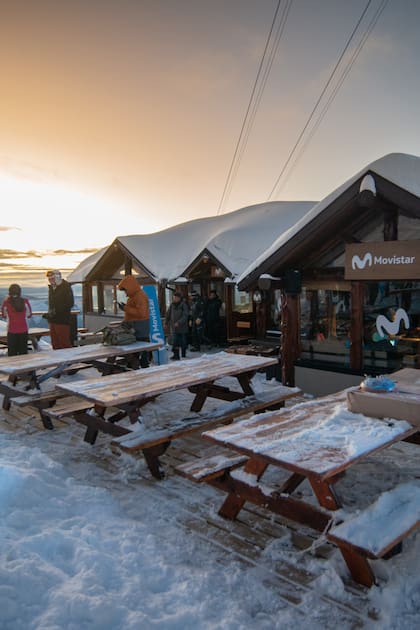 Movistar le acercó a sus clientes la experiencia de inaugurar la montaña con nieve fresca y un afterski a pura música y relax